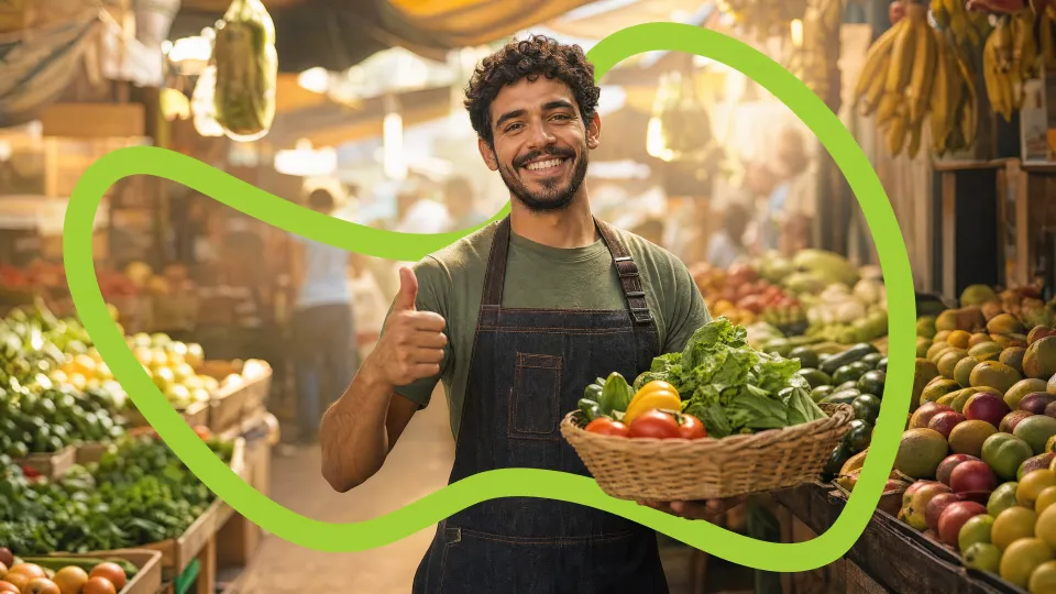 بائع مبتسم يحمل سلة من المنتجات الطازجة